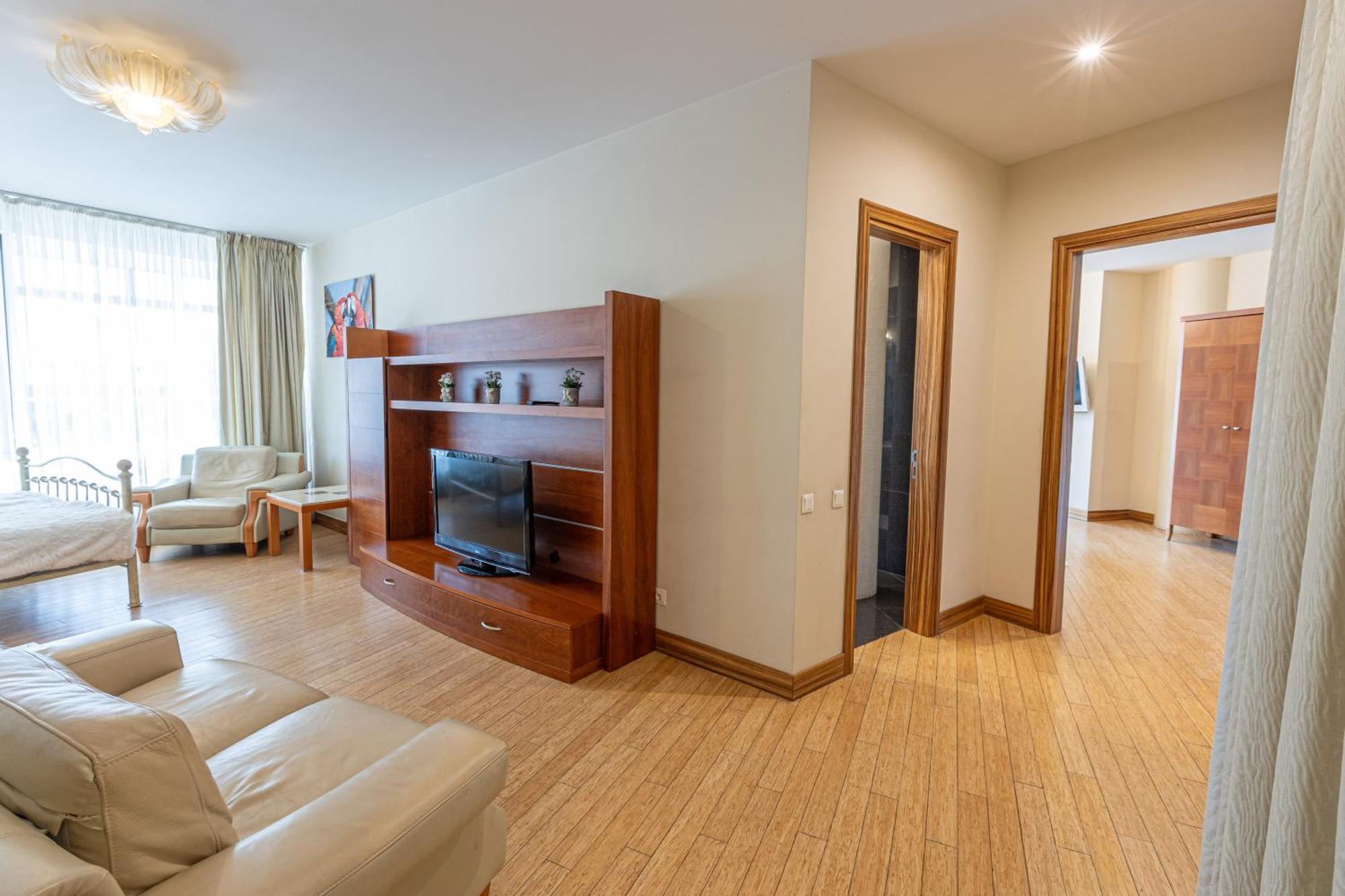 Royal Suites Whith Free Parking Рига Экстерьер фото
