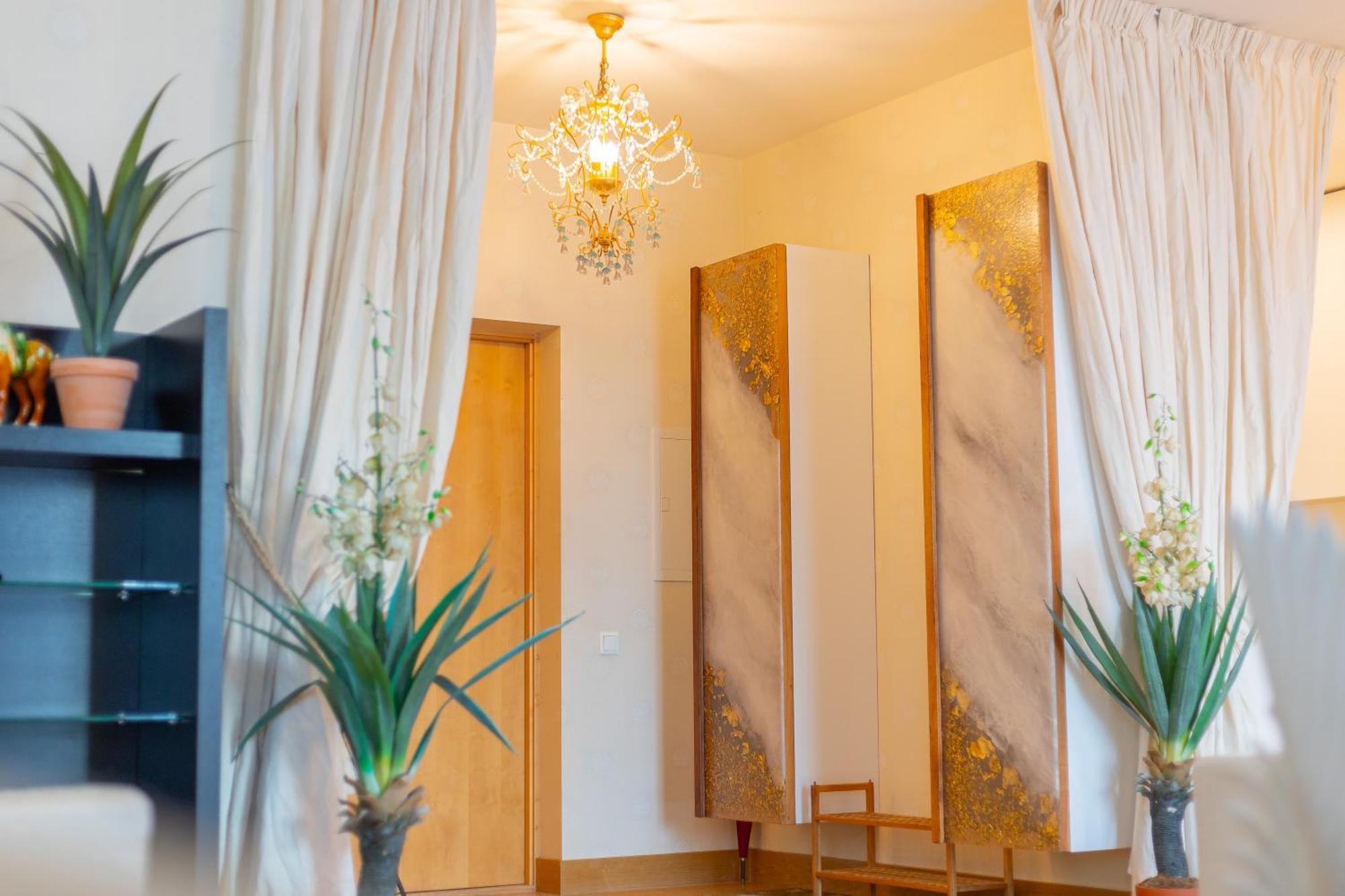 Royal Suites Whith Free Parking Рига Экстерьер фото