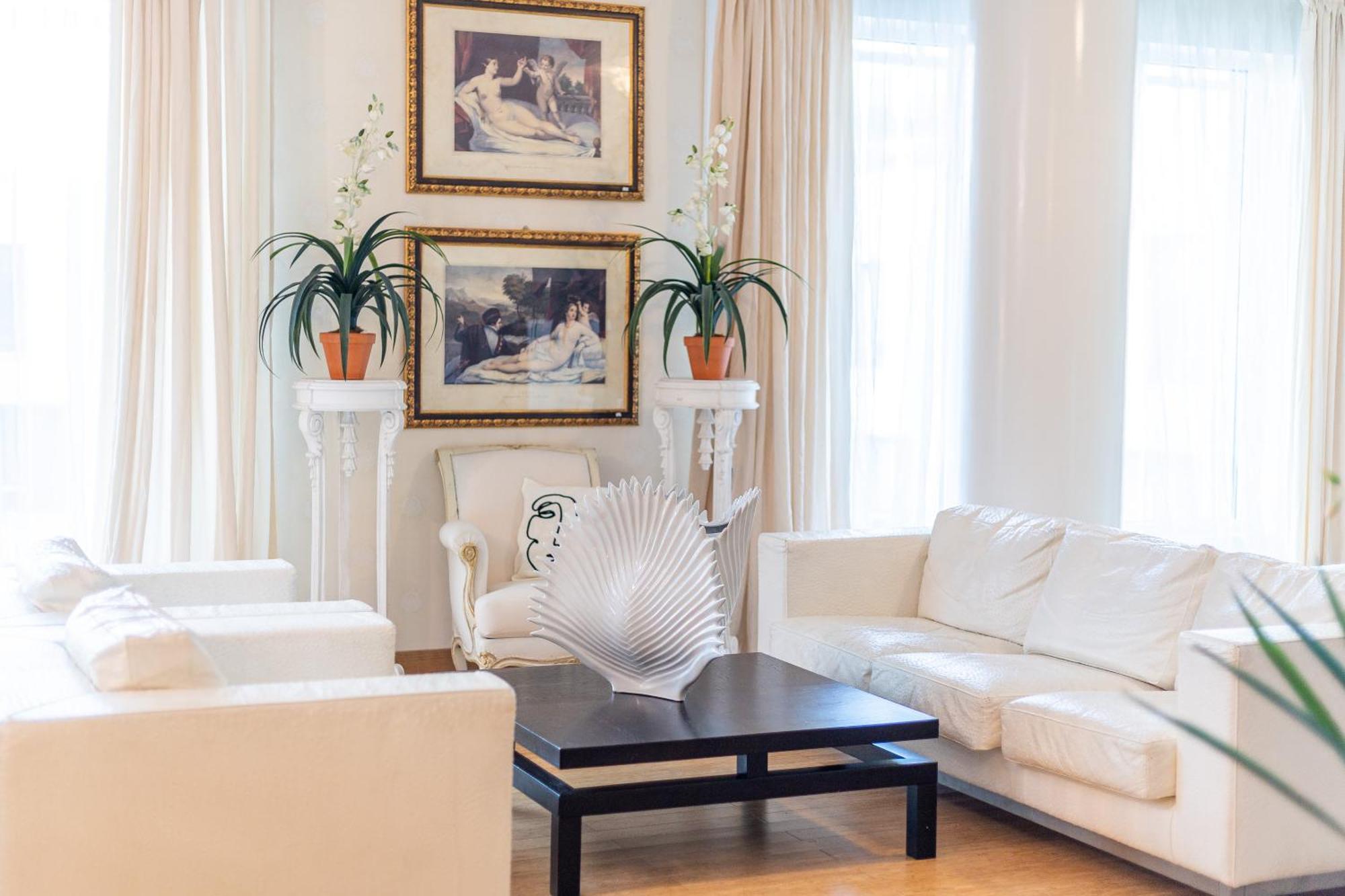 Royal Suites Whith Free Parking Рига Экстерьер фото
