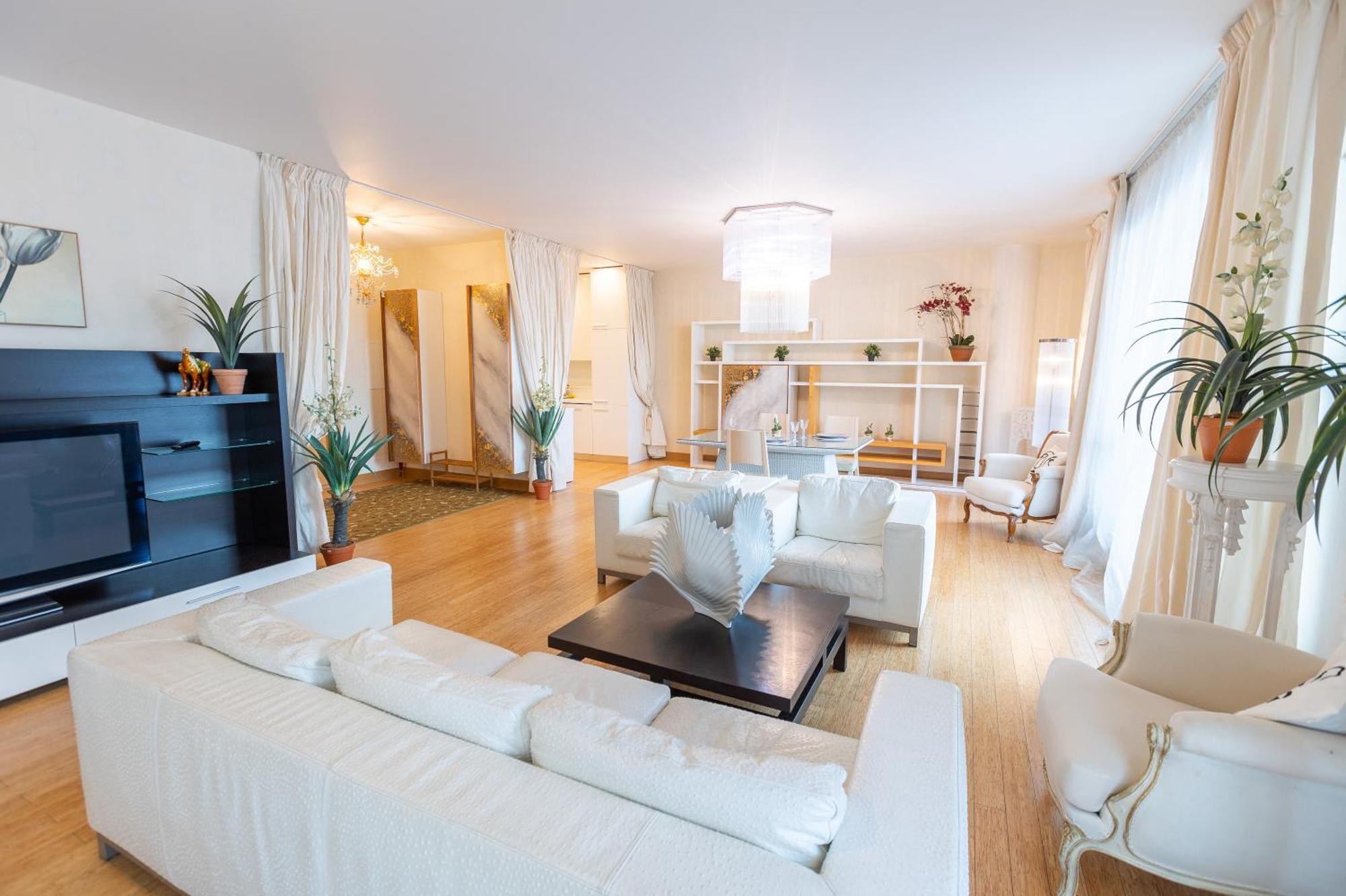 Royal Suites Whith Free Parking Рига Экстерьер фото