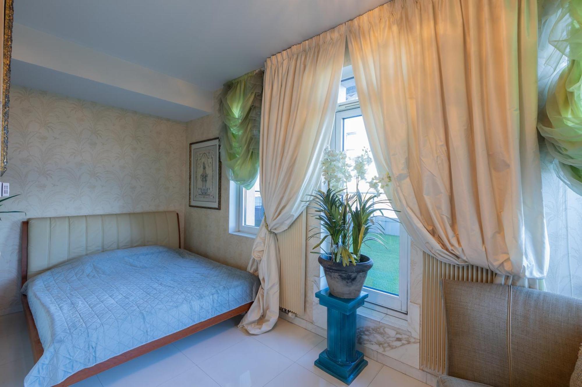 Royal Suites Whith Free Parking Рига Экстерьер фото